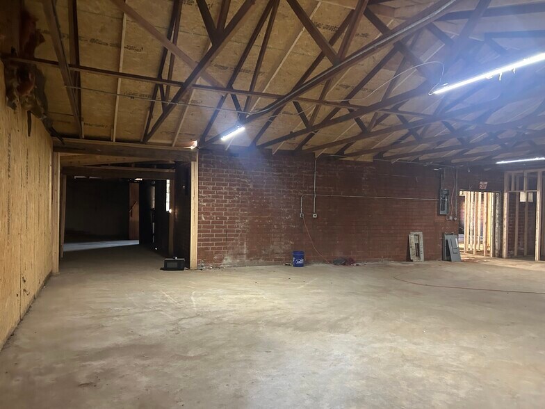 More Photos Of 300 Guthrie St, Graham Warehouse For Sale