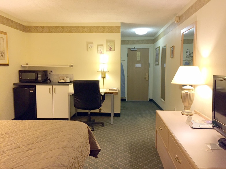 More Photos Of 600 E Broadway, Farmington Hotel For Sale
