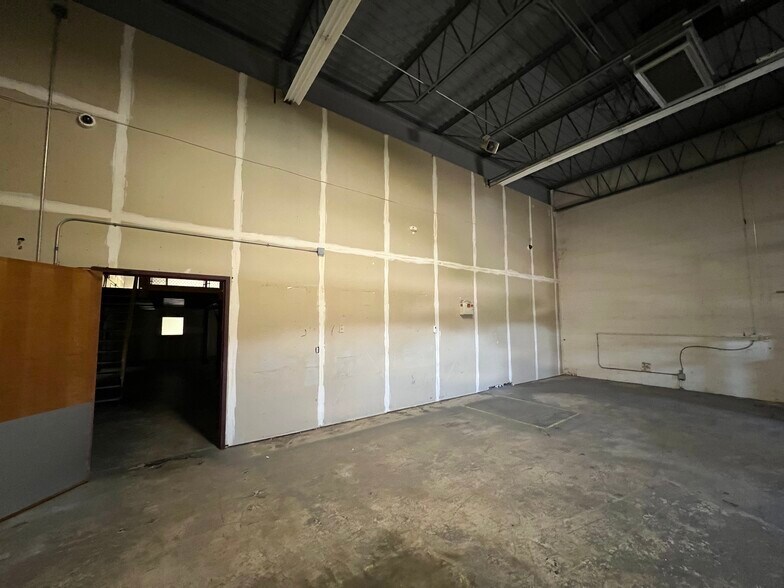 More Photos Of 2305 W Altorfer Rd, Peoria Light Manufacturing For Lease