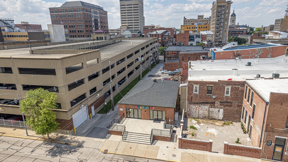 More Photos Of 318 E Walnut St, Evansville Storefront Retail Office For Lease