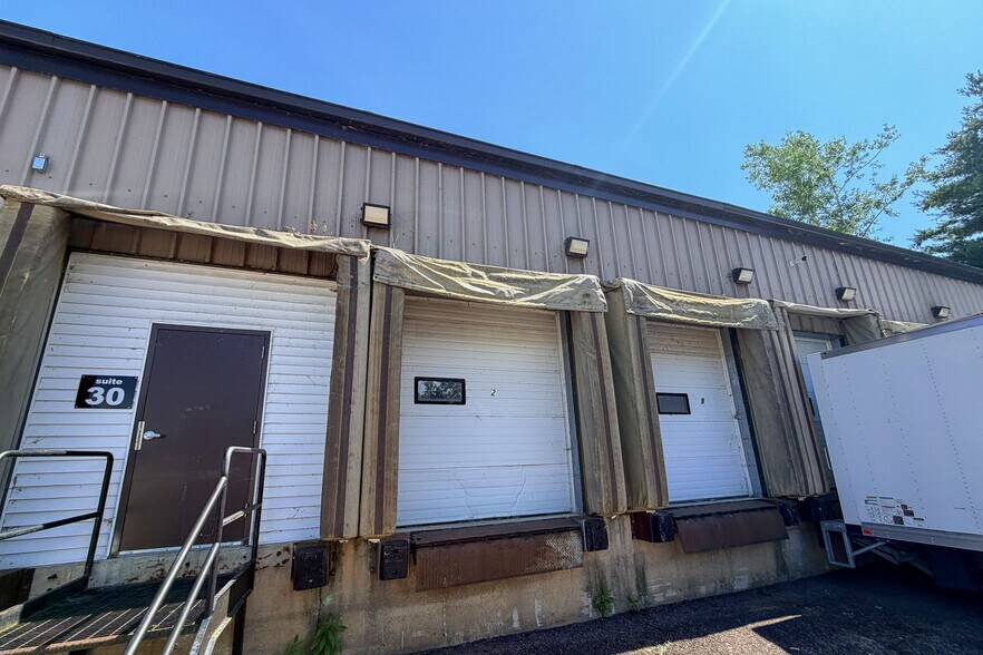 More Photos Of 446 Avenue D, Williston Warehouse For Lease