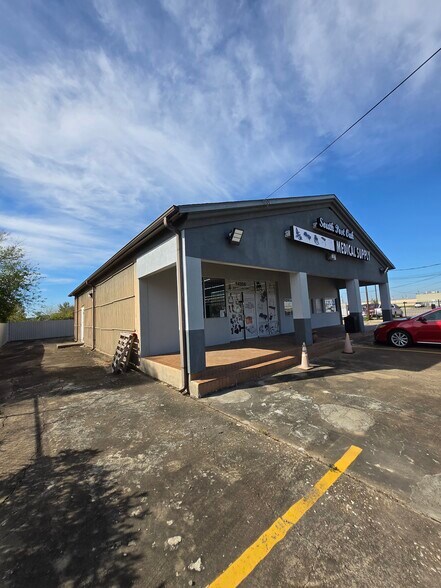 More Photos Of 14206 S Post Oak Rd, Houston General Retail For Sale