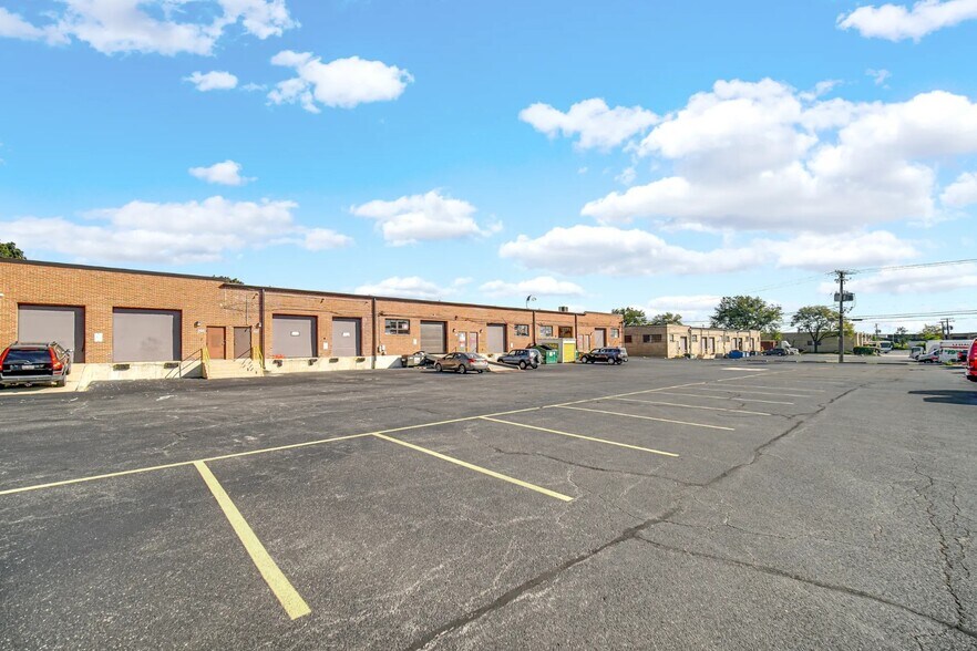 More Photos Of 2425-2435 Devon Ave, Elk Grove Village Warehouse For Lease