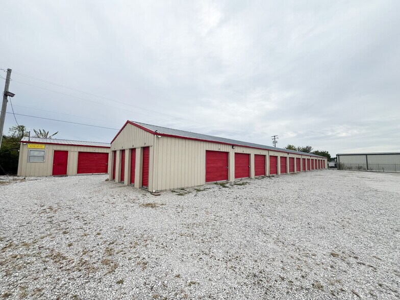 More Photos Of 1342 N Robin St, Nixa Self Storage For Sale