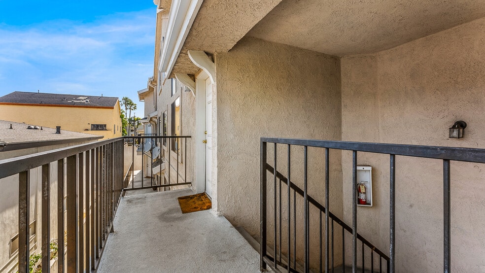 More Photos Of 5319 Cartwright Ave, North Hollywood Apartments For Sale