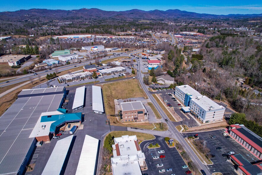 More Photos Of 135 Sugarloaf Rd, Hendersonville Freestanding For Sale