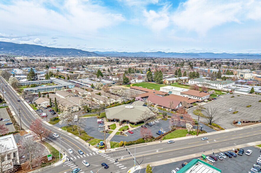 More Photos Of 601 Crater Lake Ave, Medford Bank For Lease