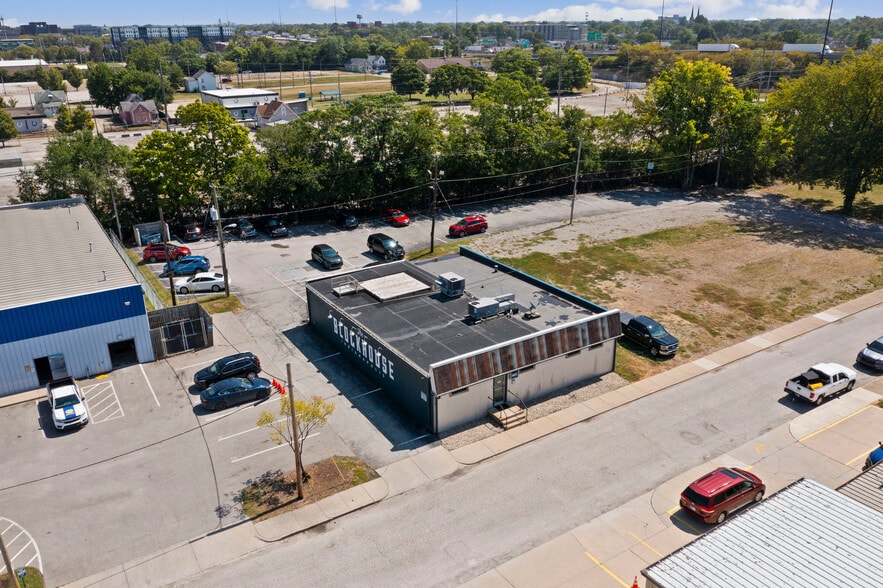 More Photos Of 823 Chadwick St, Indianapolis Storefront Retail Office For Lease