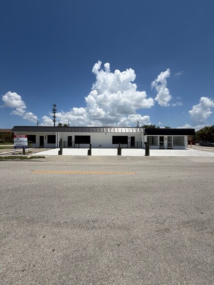 More Photos Of 837-843 Miramar St, Cape Coral Mixed Retail For Lease
