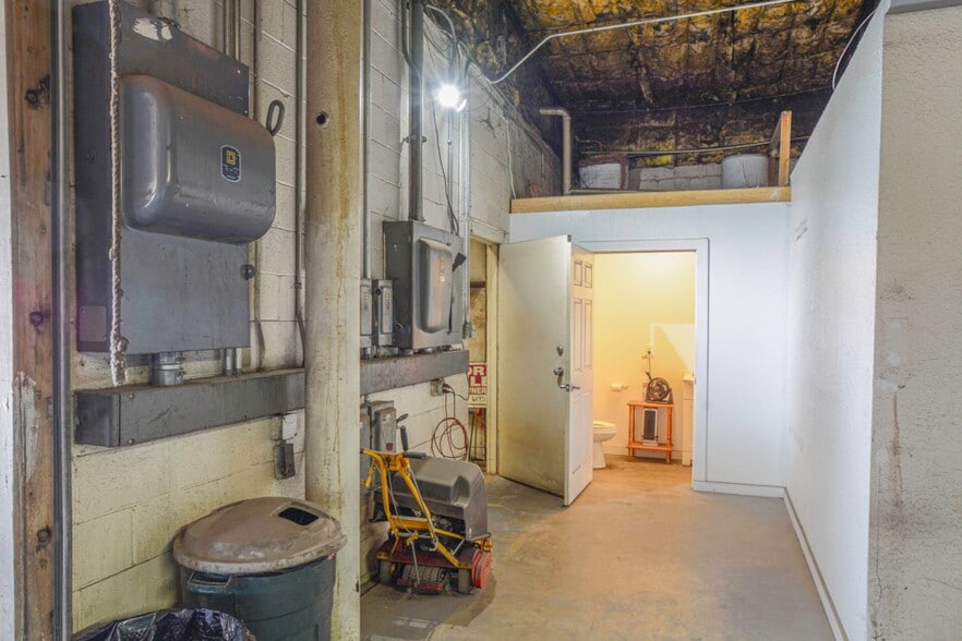 More Photos Of 1117 N Avenue T, Lubbock Warehouse For Sale