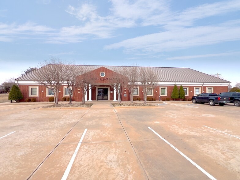 Primary Photo Of 1015 E Broadway St, Altus Medical For Lease