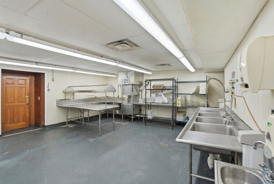More Photos Of 332 Farnum Pike, Smithfield Restaurant For Sale