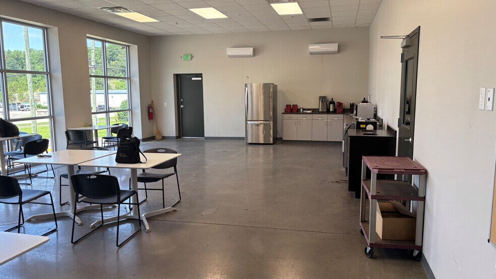 More Photos Of 1811 Woodlands Industrial Dr, Trussville Distribution For Lease