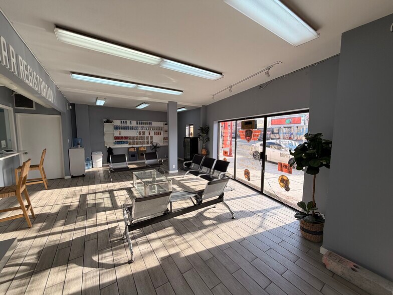More Photos Of 3113 Middlefield Rd, Redwood City Flex For Lease