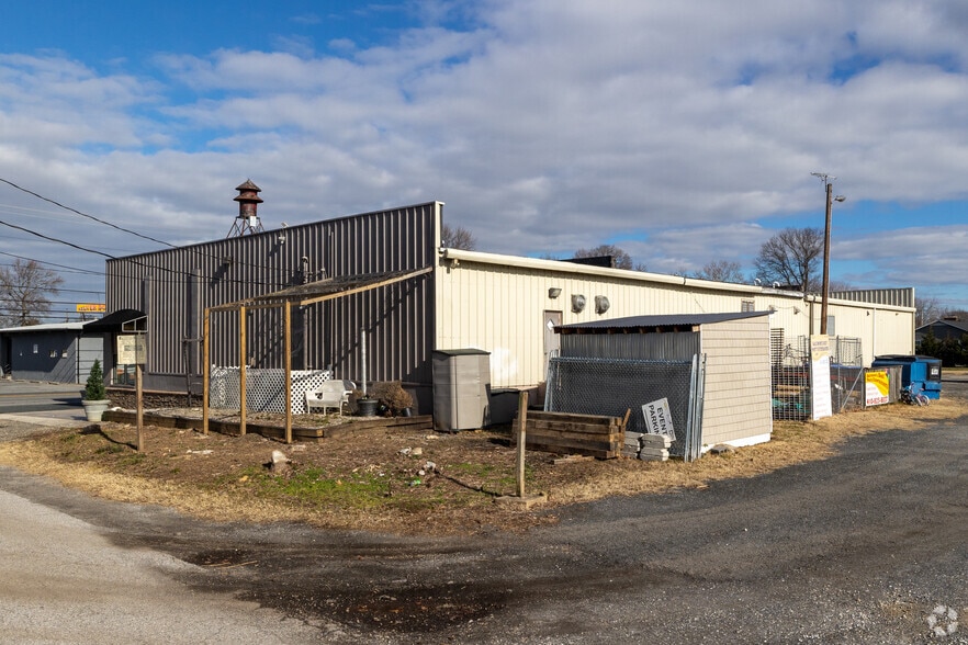 More Photos Of 1913 Middleborough Rd, Essex Showroom For Sale
