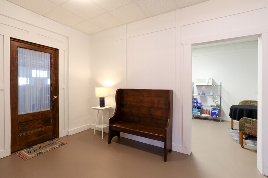 More Photos Of 18 W Currahee St, Toccoa Showroom For Sale