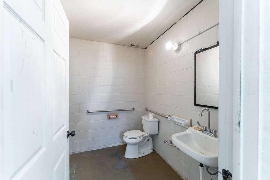 More Photos Of 292 State Highway 505, Winlock Flex For Lease