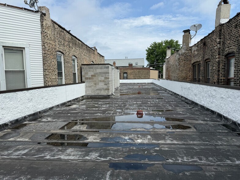 More Photos Of 1954 W Chicago Ave, Chicago Bar For Sale