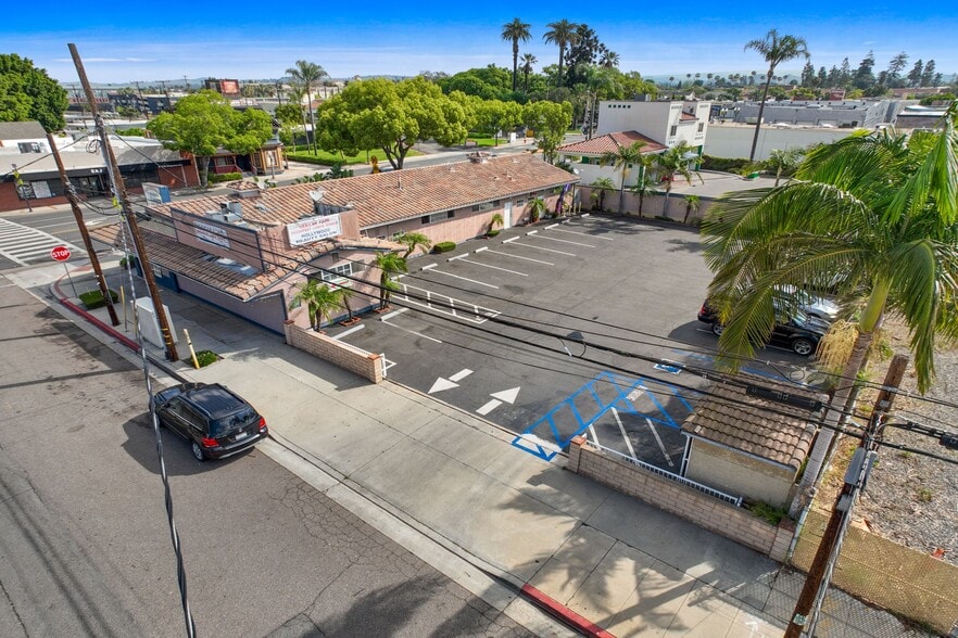 More Photos Of 528 W Chapman Ave, Orange Freestanding For Sale