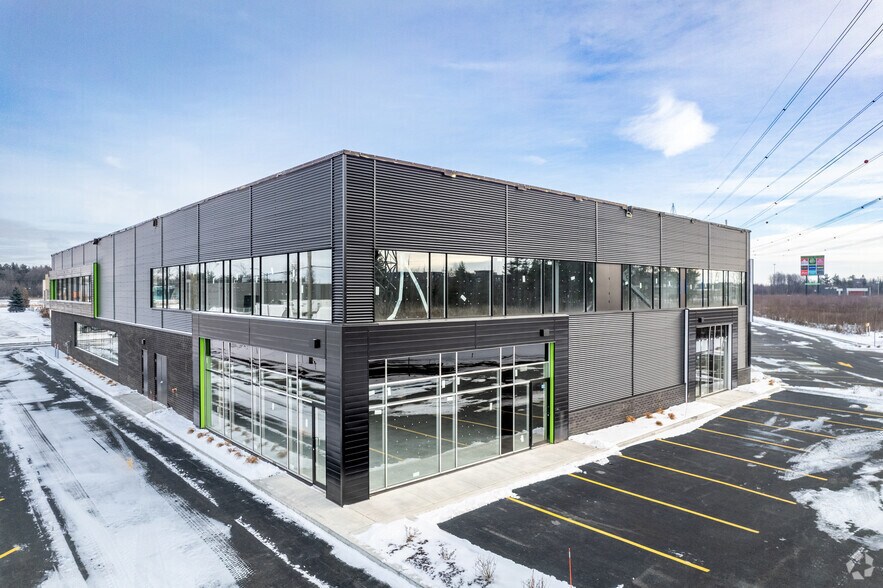 More Photos Of 17990 Rue Des Gouverneurs, Mirabel Distribution For Lease