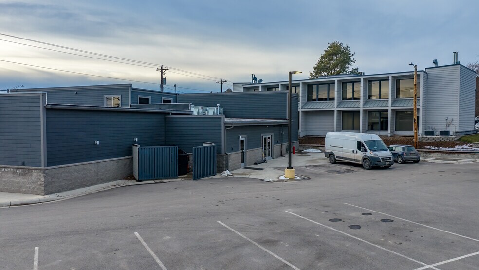 More Photos Of 115 1/2 W Wyoming St, Kalispell Showroom For Lease