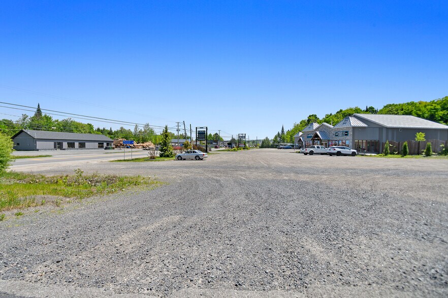 More Photos Of 1670 Rte 117, Val-david Showroom For Lease