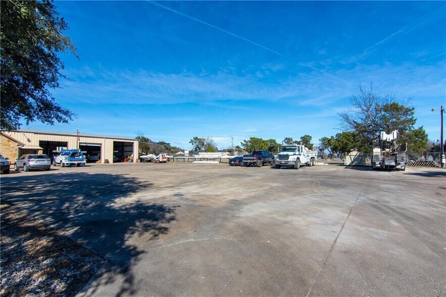 More Photos Of 500 Southland Dr, Burnet Flex For Lease