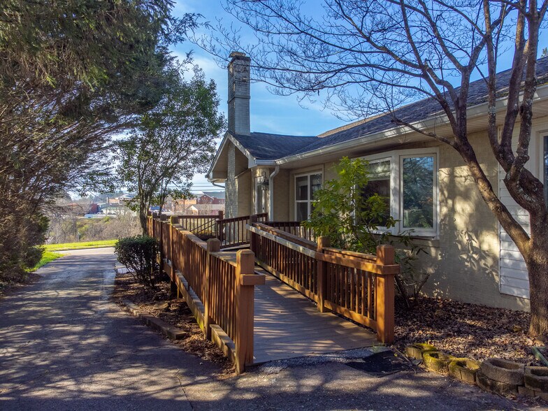 More Photos Of 156 White Oak St, Franklin Medical For Sale