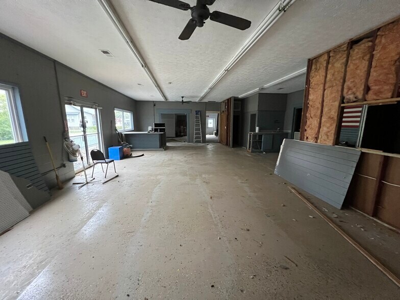 More Photos Of 805 Ohio Pike, Cincinnati Storefront Retail Office For Sale