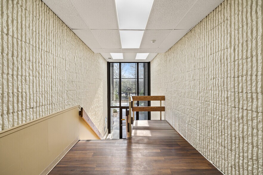 More Photos Of 19 Squadron Blvd, New City Office For Lease