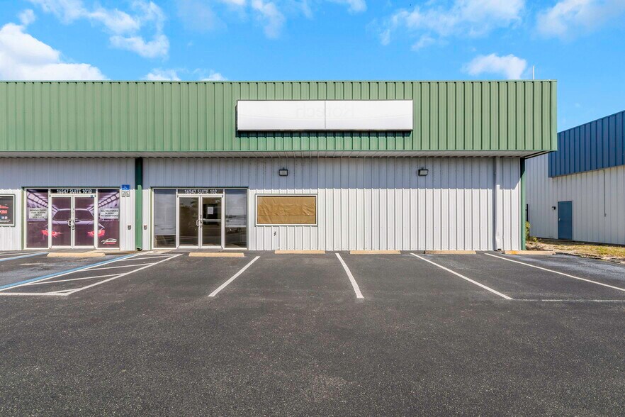 More Photos Of 16547 US Highway 19, Hudson Showroom For Lease