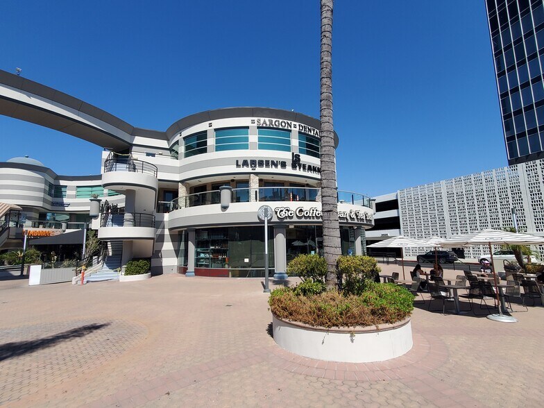 More Photos Of 16101 Ventura Blvd, Encino General Retail For Lease