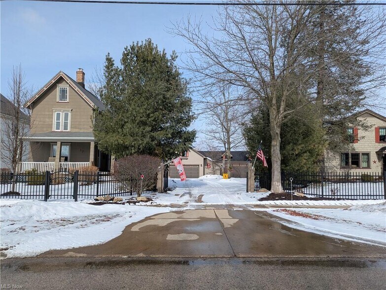 Primary Photo Of 17 W Walnut St, Jefferson General Retail For Sale