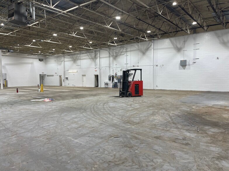 More Photos Of 33 Rajon Rd, Bayport Manufacturing For Lease