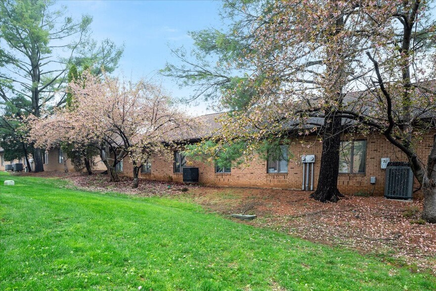 More Photos Of 10623 Crestwood Dr, Manassas Office For Sale