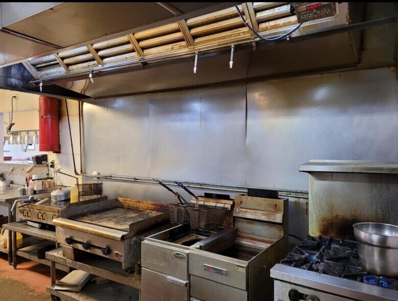 More Photos Of 1703 Oak St, Canton General Retail For Sale