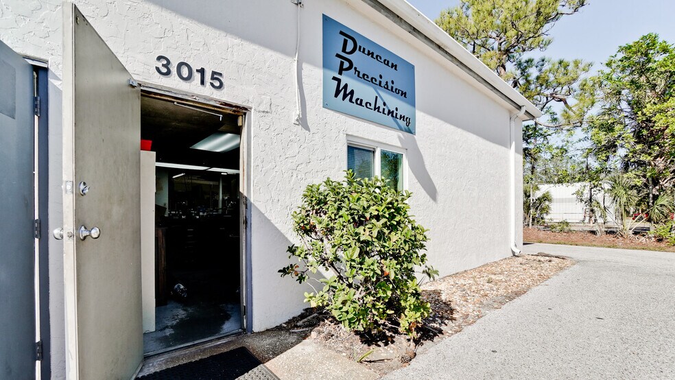 More Photos Of 3003-3015 62nd Ave, Bradenton Showroom For Lease