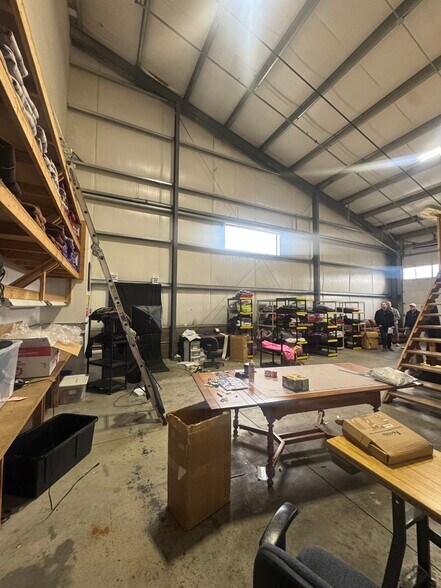 More Photos Of 840 SE Woodland Blvd, Bend Warehouse For Lease