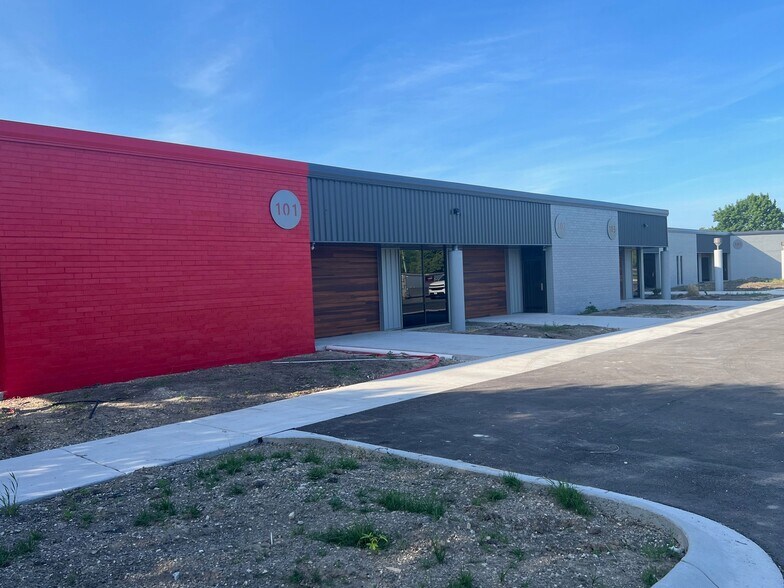 More Photos Of 8949 N Deerbrook Trl, Brown Deer Flex For Lease