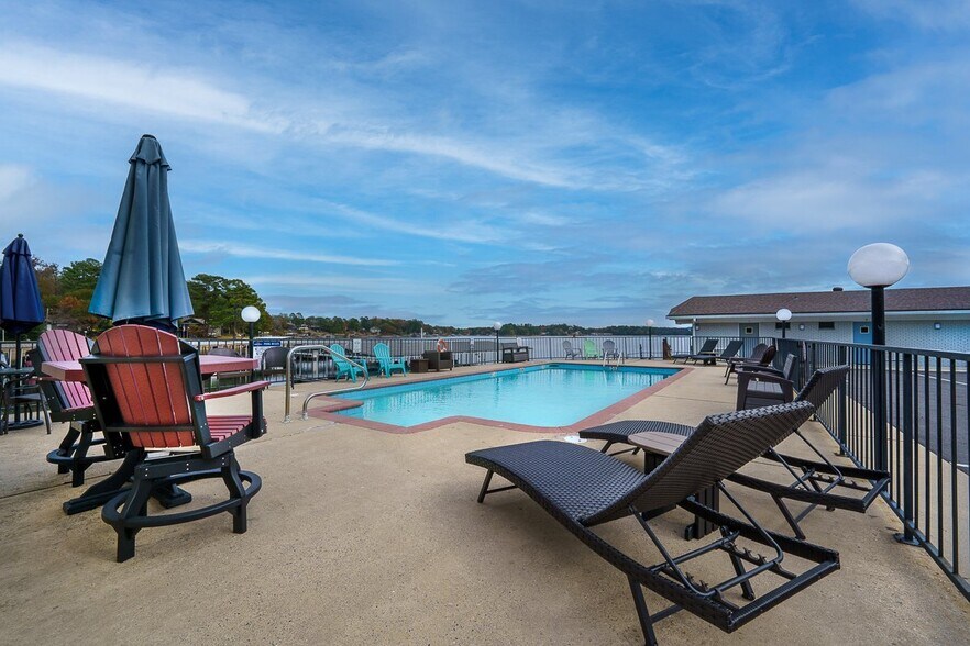 More Photos Of 260 Lake Hamilton Dr, Hot Springs Hotel For Sale