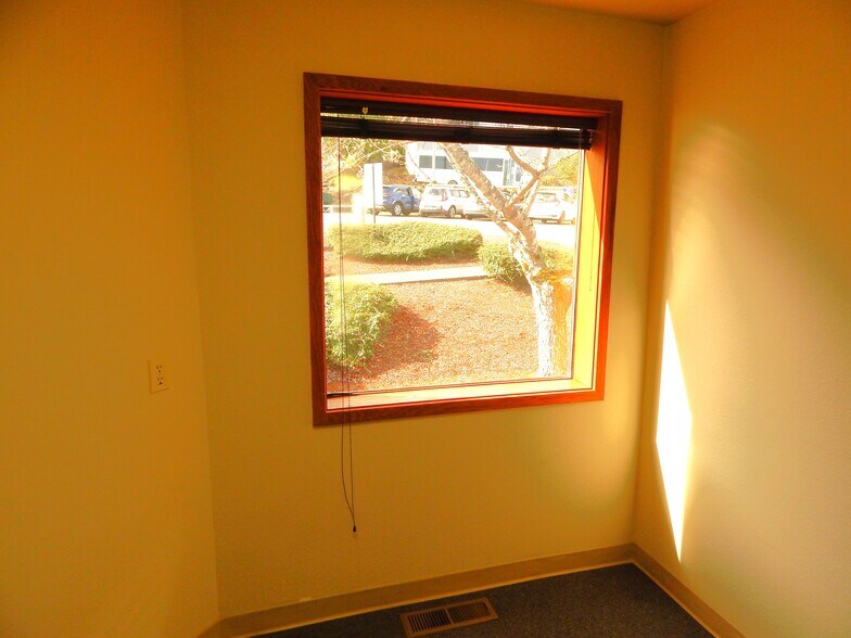 More Photos Of 272 Medical Loop, Roseburg Office For Sale