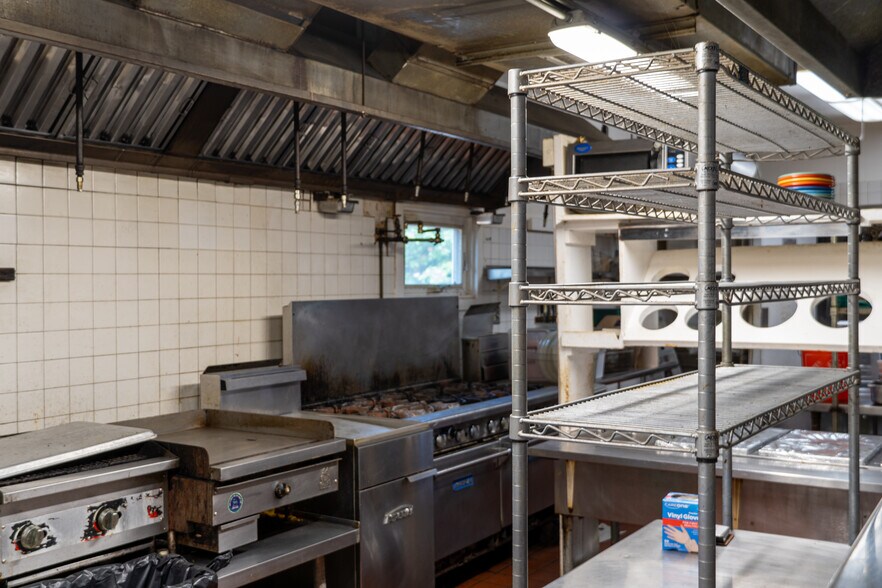More Photos Of 1871 Forest Ave, Portland Restaurant For Sale