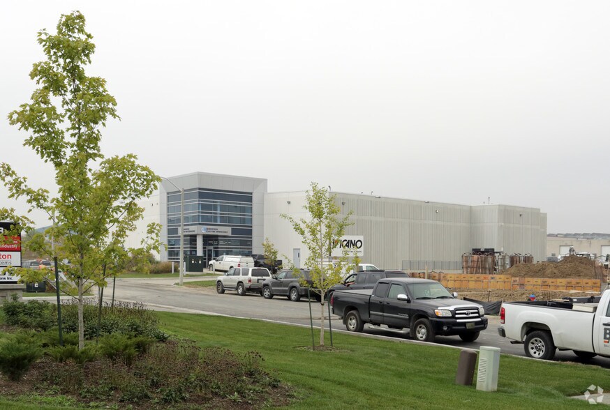 More Photos Of 72 Ditton Dr, Hamilton Warehouse For Lease