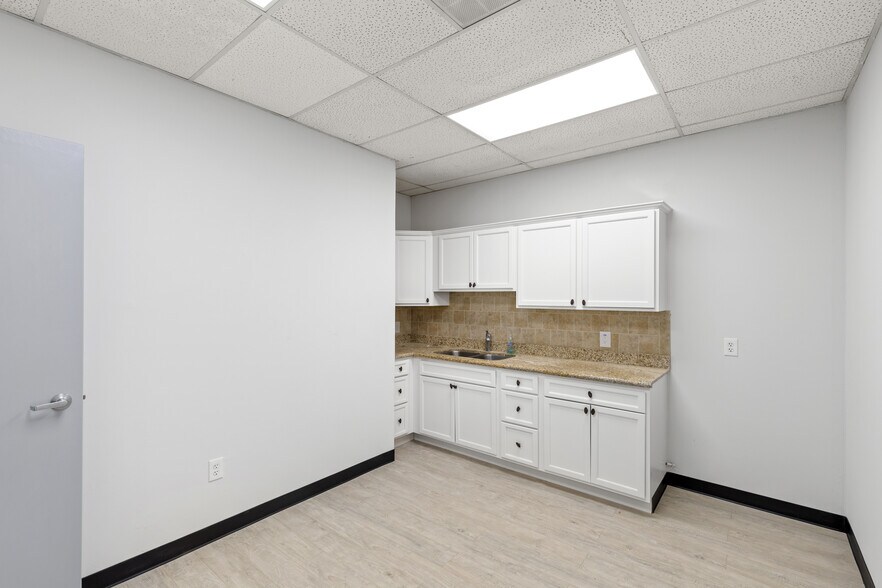 More Photos Of 10823 Sanden Dr, Dallas Flex For Lease