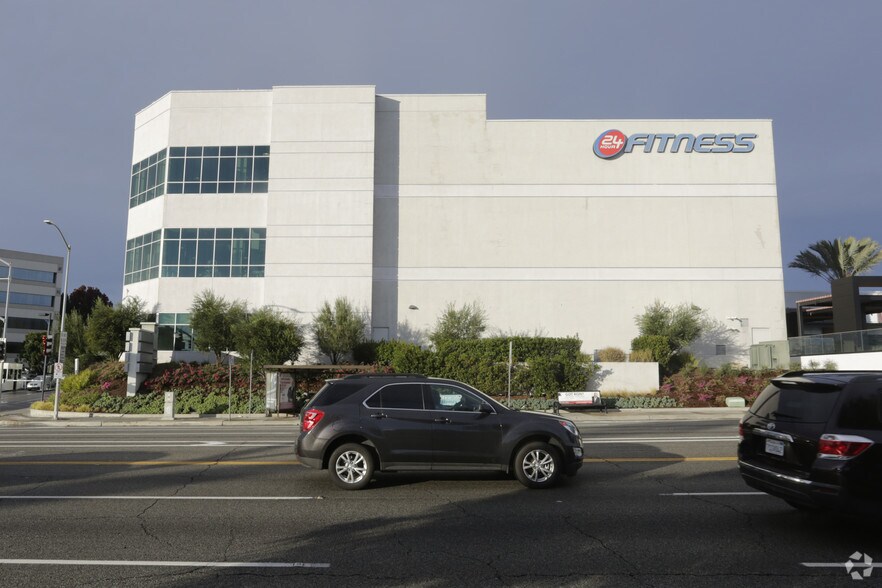 More Photos Of 5045 W Slauson Rd, Los Angeles Health Club For Lease