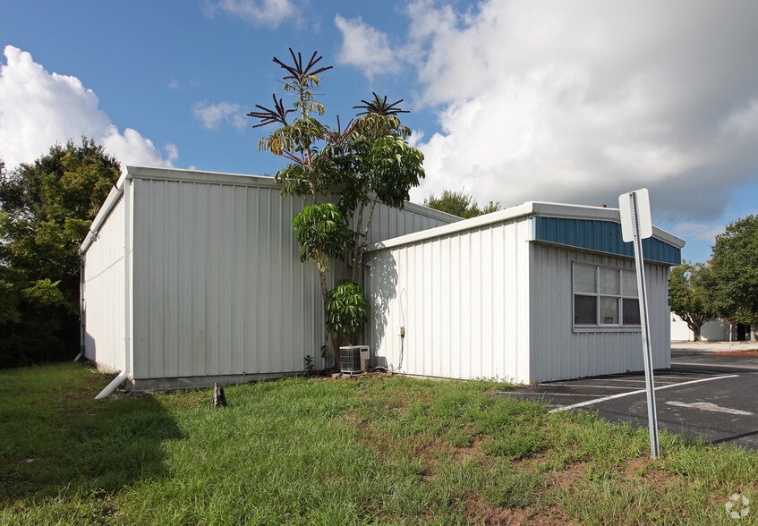 More Photos Of 725 12th St, Vero Beach Auto Repair For Sale