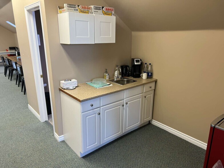 More Photos Of 1040 Gardiners Rd, Kingston Office For Lease