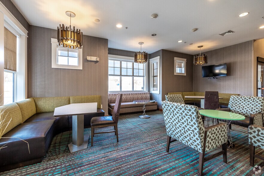 More Photos Of 4600 53rd St, Moline Hotel For Sale