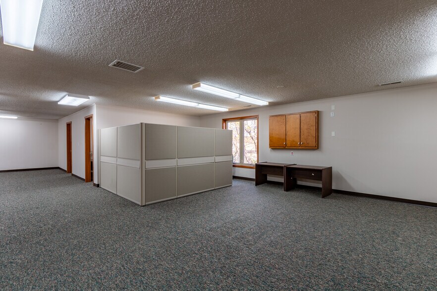 More Photos Of 2500 W 31st St, Lawrence Office For Sale