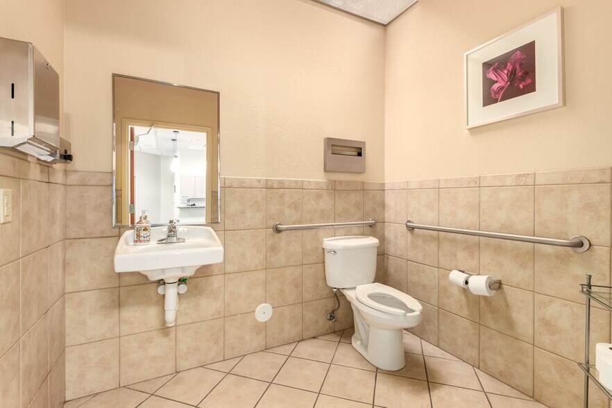 More Photos Of 1355 S Higley Rd, Gilbert Medical For Lease